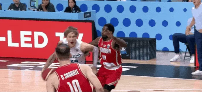 333体育|电竞-官方网站-穆里宁快攻反击欲上演隔人暴扣，可惜被对手犯规拦下