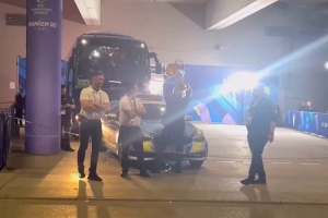 气氛搞起来!巴黎总监坎波斯举着奖杯跳舞,亲自将奖杯送上大巴