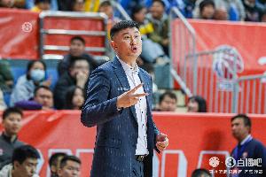 杜锋:球队磨合还需提升 季后赛强度很高 需要保持适应的状态