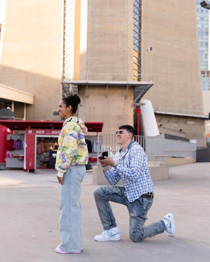 湖人新援拉拉维亚2年1200万加盟,休赛期完成订婚