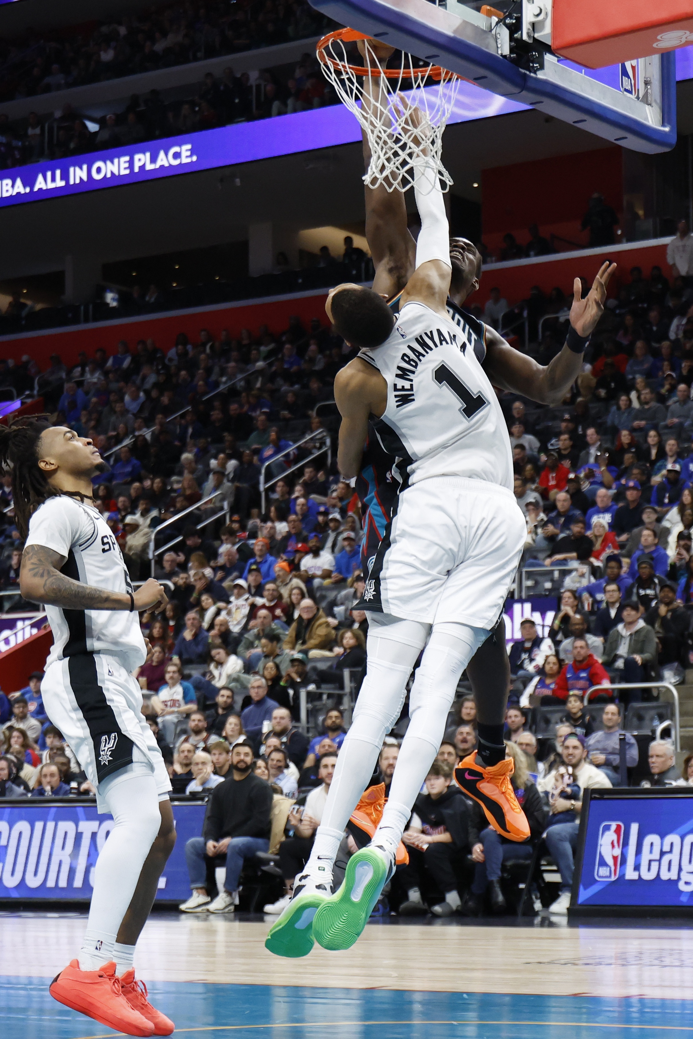 333体育|电竞-官方网站-仅次文班&amp;鲨鱼！杜伦单场砍至少30分15板且0失误 历史第3年轻中锋